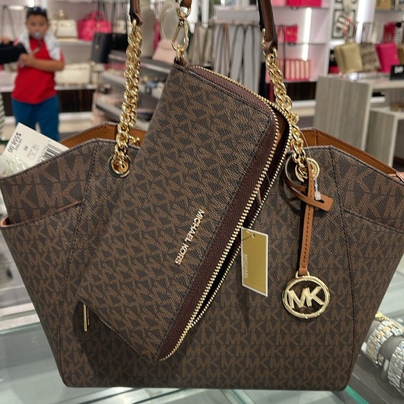 MICHAEL KORS
Jet Set Lg Shoulder Bag & JST Lg Travel CONTINENTAL wallet wristlt - Picture 13 of 16